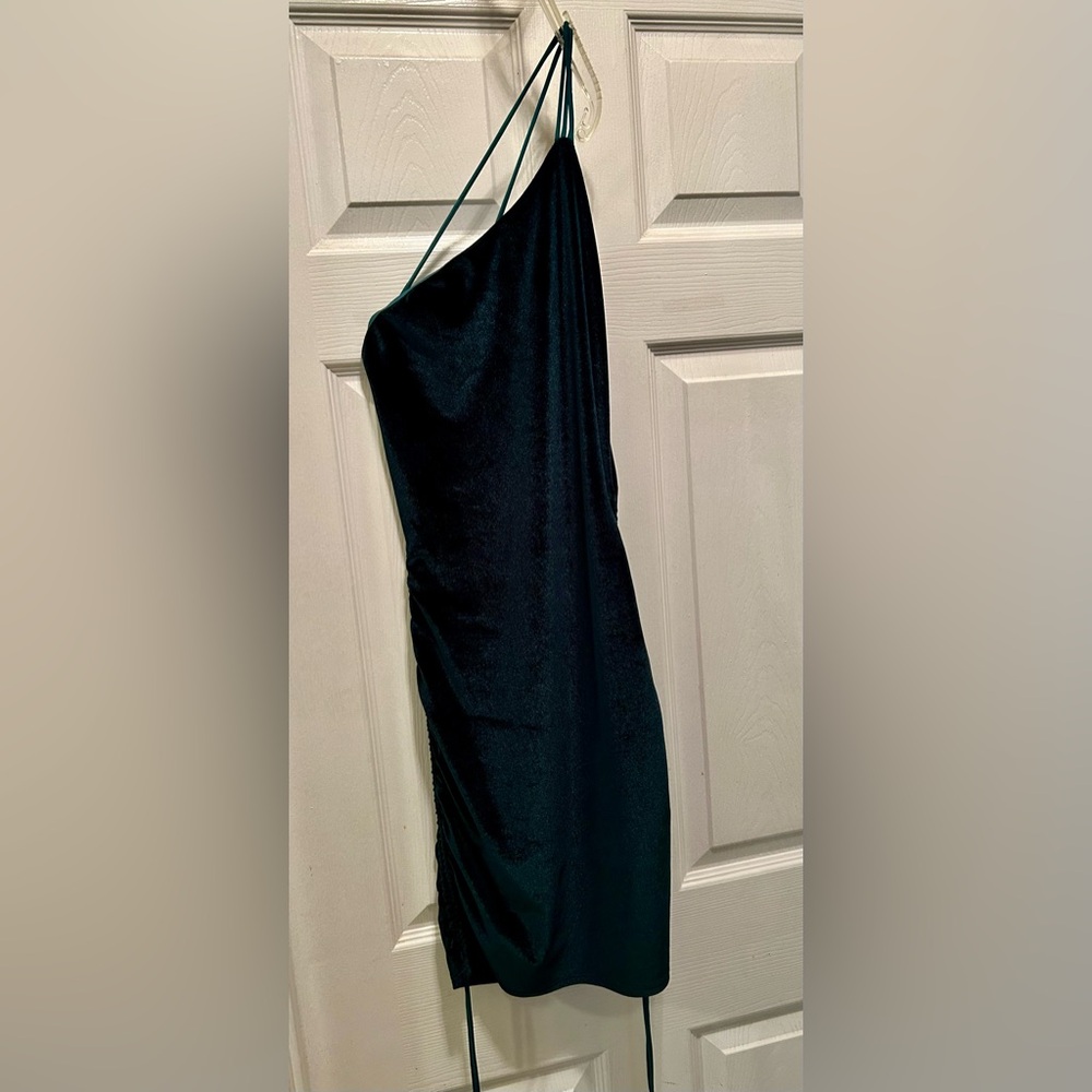 Elegant Dark Green One-Shoulder Dress - Picture 3 of 11